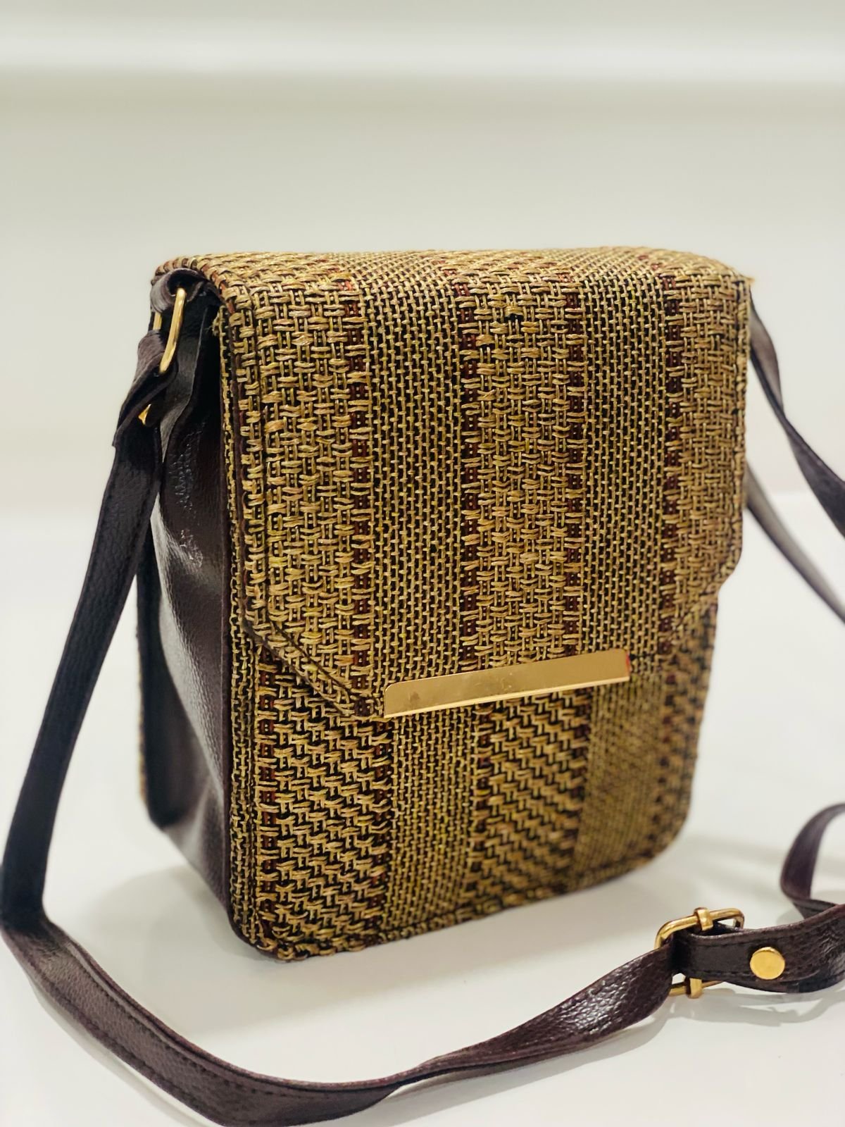 Daily use hand bag with single partition